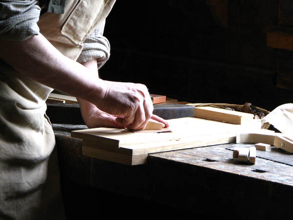 Nuestro equipo de profesionales cuenta  con muchos aÃ±os de contrastada <strong>experiencia</strong> en el sector de la <strong>carpinterÃ­a de madera en Arroyomolinos</strong>.